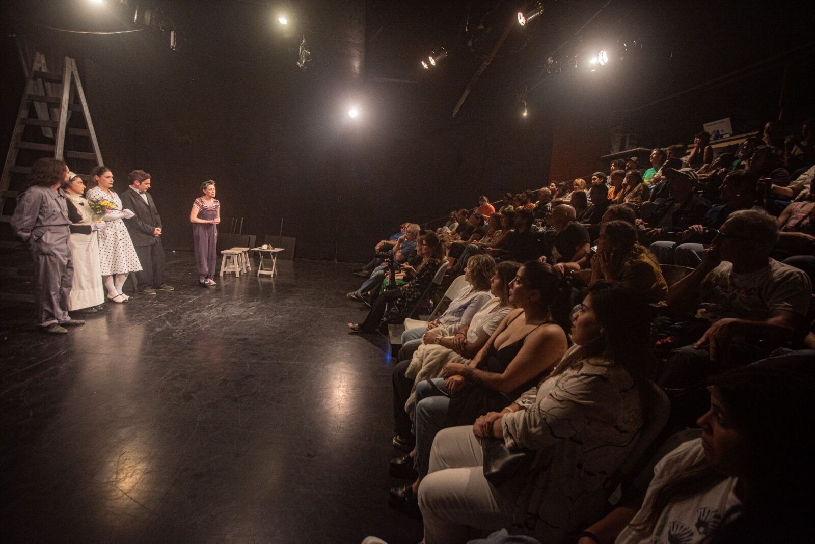 Circo teatro, humor, música en vivo y realismo mágico: las experiencias que habitan El Galpón de las Artes
