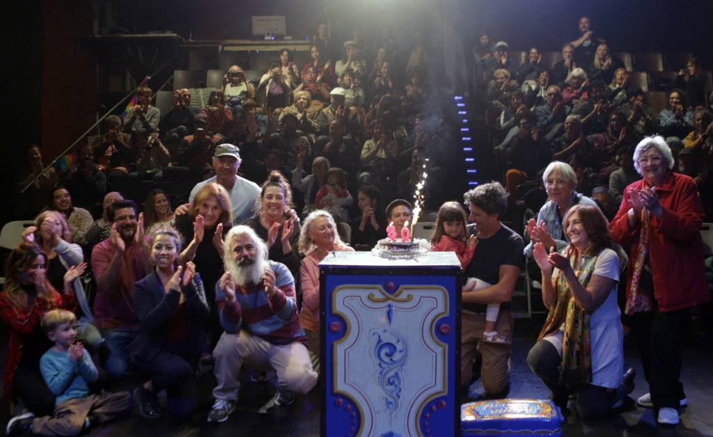 EL GALPÓN DE LAS ARTES SIGUE DE FESTEJO CON “SOLOS, UN LIENZO EN BLANCO” Y “JUP, EL SÍSIFO DE TRAJE”
